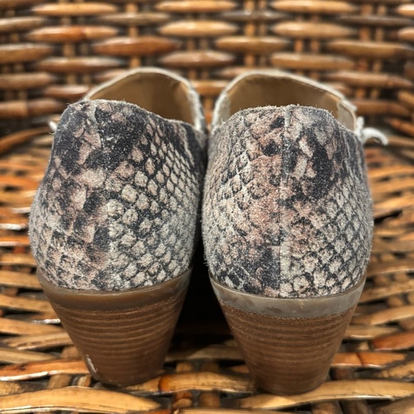 Lucky Brand Tabea Snakeskin Slip On Ankle Booties Size 7.5 - Picture 5 of 11